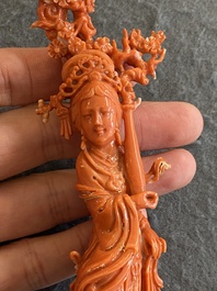 Een Chinese bloedkoralen figuur van een staande dame met een vaas, 19/20e eeuw