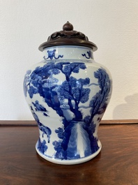 Een Chinese blauw-witte 'Joosje te paard' vaas met houten deksel, Kangxi
