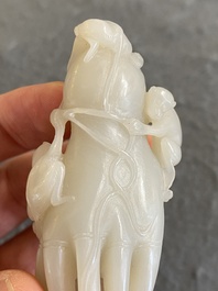 Een Chinese witte jade sculptuur van een 'Boeddha hand' met aapjes, Qing
