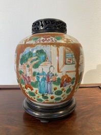 Pot en porcelaine de Chine famille rose &agrave; sujet mandarin au couvercle et socle en bois, Qianlong/Jiaqing