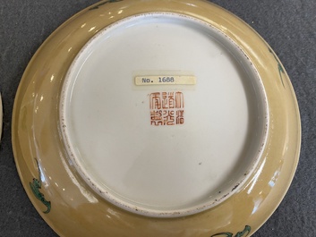 Paire de coupes en porcelaine de Chine famille rose &agrave; d&eacute;cor de sauterelles sur fond caf&eacute; au lait, marque et &eacute;poque de Daoguang