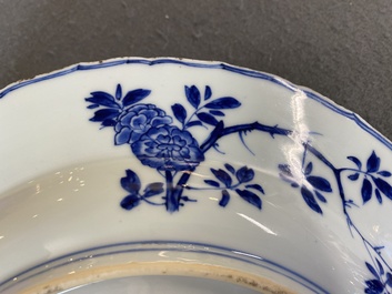 Een Chinese blauw-witte 'vier seizoenen' schotel, Kangxi merk en periode