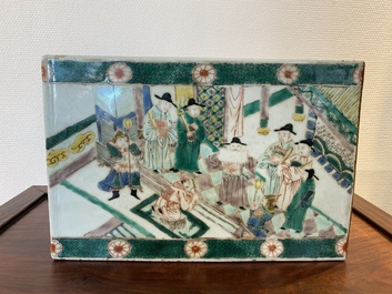 Een Chinese famille verte tegel met verhalend decor, 19e eeuw