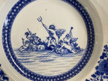Een Chinees blauw-wit bord met mythologisch decor van Neptunus, Qianlong