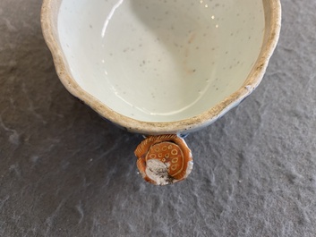 Een kleine Chinese famille rose terrine met decor van tabaksbladeren, Qianlong