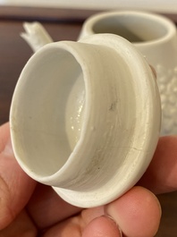 Een Chinese Dehua blanc de Chine theepot, gesigneerd Yi Gong, 18/19e eeuw