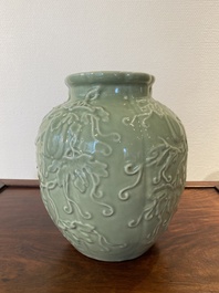 Een Chinese monochrome celadon-geglazuurde vaas met reli&euml;fdecor, 19/20e eeuw