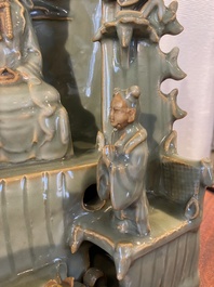 Een Chinees Longquan celadon schrijn met Guanyin, wellicht Ming