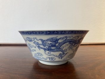 Een Chinese blauw-witte 'draken' kom, Yongzheng merk, 19/20e eeuw