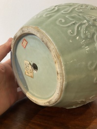 Een Chinese monochrome celadon-geglazuurde vaas met reli&euml;fdecor, 19/20e eeuw