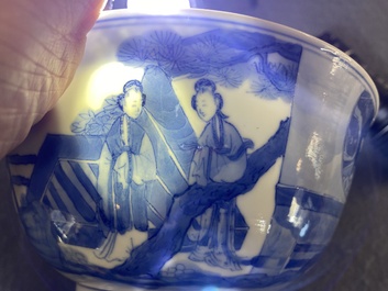 Een Chinese blauw-witte kom met verhalend decor, Kangxi merk en periode