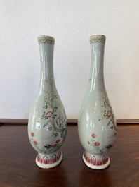 Een paar Chinese flesvormige famille rose vazen, Jiaqing