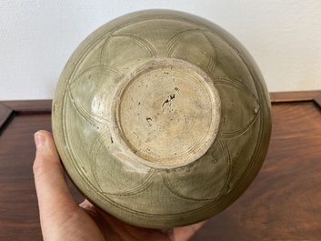 Een Chinese Yaozhou celadon 'lotus' kom, Song/Yuan