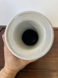 Een Chinese blauw-witte 'Sanxing' rouleau vaas, wellicht 19e eeuw