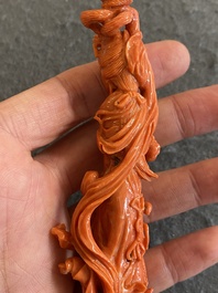 Een Chinese bloedkoralen figuur van een staande dame met bloemenmand, 19/20e eeuw