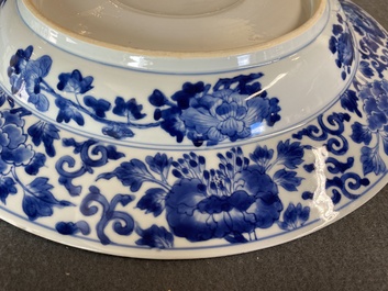 Een grote Chinese blauw-witte schotel met gebombeerd centraal medaillon, Kangxi