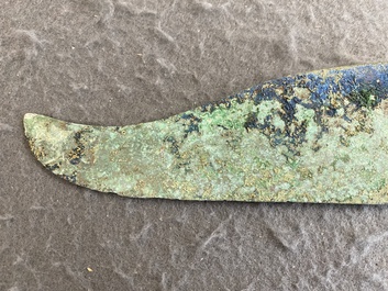 Een Chinese bronzen dolk met slangenkoppen, Periode der Strijdende Staten