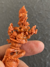 Een Chinese bloedkoralen figuur van een staande dame met bloemenmand, 19/20e eeuw