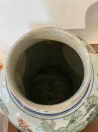 Paire de vases en porcelaine de Chine famille verte &agrave; d&eacute;cor de faisans, Kangxi