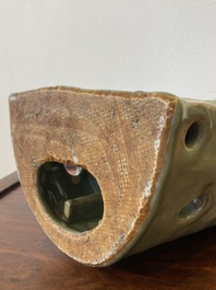 Een Chinees Longquan celadon schrijn met Guanyin, wellicht Ming