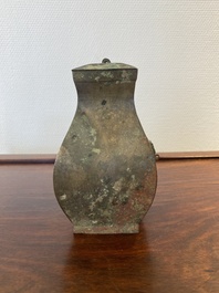 Een kleine Chinese bronzen rituele 'fang hu' dekselvaas, Periode der Strijdende Staten