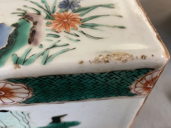 Een Chinese famille verte tegel met verhalend decor, 19e eeuw