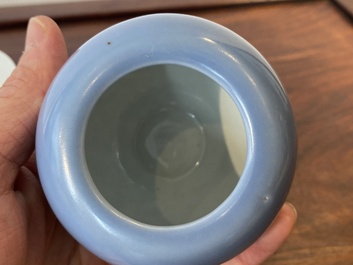 Een Chinese blauw-witte 'draken' kom en een lavendelblauwe penselenwasser, Qianlong merk, 19/20e eeuw