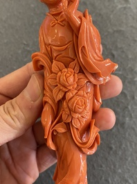 Een Chinese bloedkoralen figuur van een staande dame, 19/20e eeuw