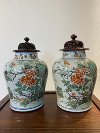 Paire de vases en porcelaine de Chine famille verte &agrave; d&eacute;cor de faisans, Kangxi