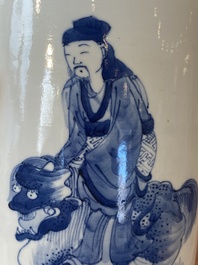 Een Chinese blauw-witte 'Sanxing' rouleau vaas, wellicht 19e eeuw