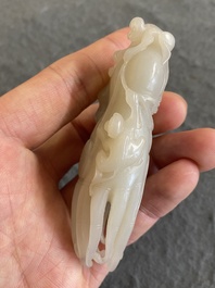 Een Chinese witte jade sculptuur van een 'Boeddha hand' met aapjes, Qing