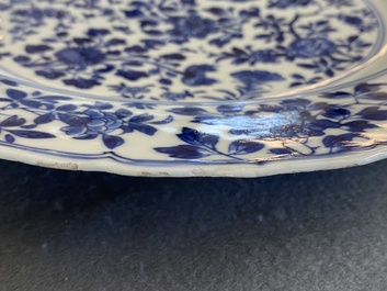 Een Chinese blauw-witte 'vier seizoenen' schotel, Kangxi merk en periode