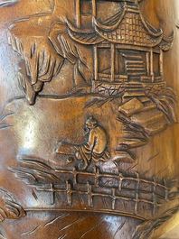 Grand pot &agrave; pinceaux en bois de huali &agrave; d&eacute;cor de lettr&eacute;s dans un paysage, 20&egrave;me