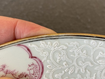Een paar Chinese famille rose borden met eksters bij prunusbloesems met bianco-sopra-bianco randen, Yongzheng