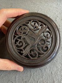 Pot en porcelaine de Chine famille rose &agrave; sujet mandarin au couvercle et socle en bois, Qianlong/Jiaqing