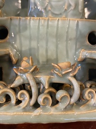 Een Chinees Longquan celadon schrijn met Guanyin, wellicht Ming
