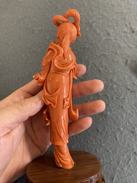 Een Chinese bloedkoralen figuur van een staande dame, 19/20e eeuw