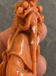 Een Chinese bloedkoralen sculptuur van Guanyin, 19/20e eeuw