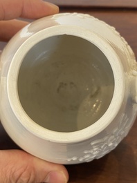 Een Chinese Dehua blanc de Chine theepot, gesigneerd Yi Gong, 18/19e eeuw