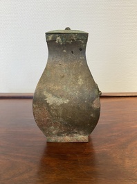 Een kleine Chinese bronzen rituele 'fang hu' dekselvaas, Periode der Strijdende Staten