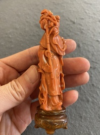 Een Chinese bloedkoralen sculptuur van Guanyin, 19/20e eeuw