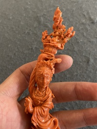 Een Chinese bloedkoralen figuur van een staande dame met bloemenmand, 19/20e eeuw