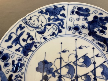 Een paar Chinese blauw-witte kraak-stijl schotels met VOC-schepen, Kangxi