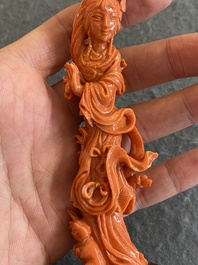 Een Chinese bloedkoralen figuur van een staande dame met bloemenmand, 19/20e eeuw