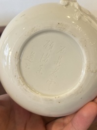 Een Chinese Dehua blanc de Chine theepot, gesigneerd Yi Gong, 18/19e eeuw
