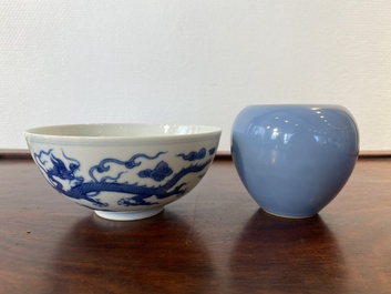 Een Chinese blauw-witte 'draken' kom en een lavendelblauwe penselenwasser, Qianlong merk, 19/20e eeuw