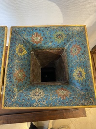 Een paar Chinese cloisonn&eacute; 'gu' vazen, Kangxi