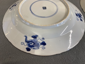 Een paar Chinese blauw-witte kraak-stijl schotels met VOC-schepen, Kangxi