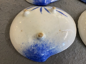 Vier Japanse blauw-witte driepotige perzikvormige schotels met kraanvogels, Edo, 18/19e eeuw