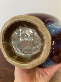 Een Chinese flamb&eacute;-geglazuurde 'hu' vaas, Qianlong merk, 19/20e eeuw